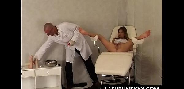  Martina ha il suo primo orgasmo dal ginecologo dopo una inculata